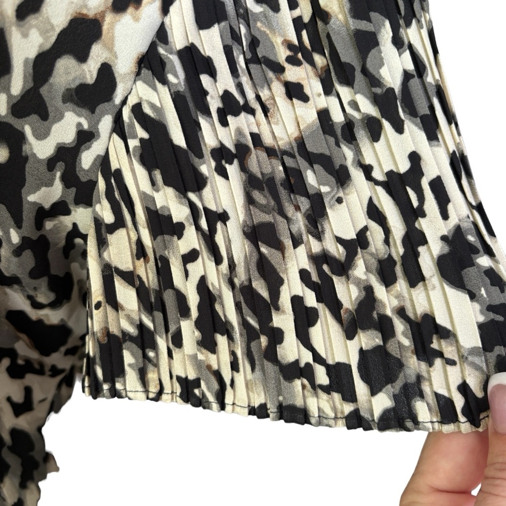 Vince Camuto NWT Animal Print Blouse with Flutter Crepe Sleeve M - Picture 3 of 11